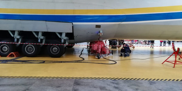 Устройство ВАТ-300Р  с радиоканалом для определения положения центра масс сверхтяжелых  самолётов  весом до 300 тонн (Ан-225 «Мрия», Ан-124 «Руслан»)